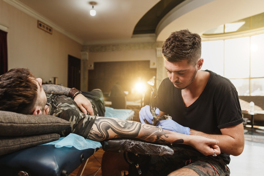Nyújtson professzionális szolgáltatást kiváló tetováló bútorok segítségével!